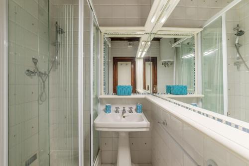 Colosseo Modern Apartment - image 8