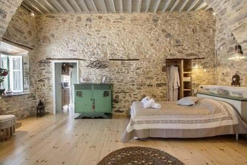 Azura, traditional residence in Ano Syros