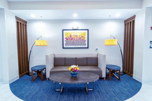 홀리데이 인 익스프레스 호텔 & 스위트 크레스트뷰 바이 IHG - 로비