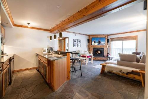 9 Vail Road condo - main image