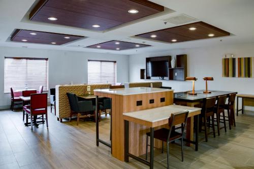 Holiday Inn Express & Suites Jacksonville an IHG Hotel - image 5