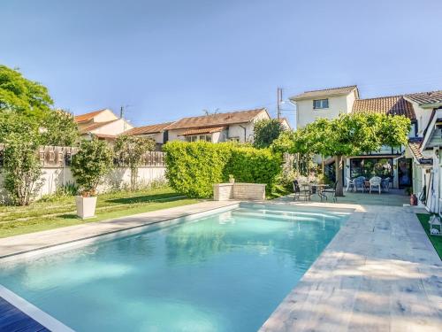 Comfortable Holiday Home in Roanne with Swimming Pool gîte à louer Roanne