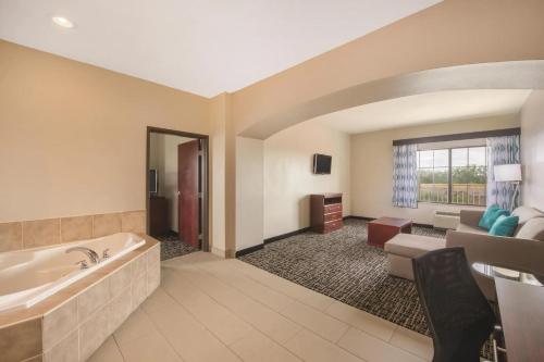 La Quinta by Wyndham Oklahoma City -Yukon in Yukon, USA