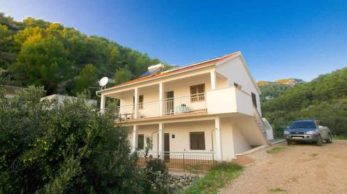 4 bedrooms apartement with sea view enclosed garden and wifi at Gdinj