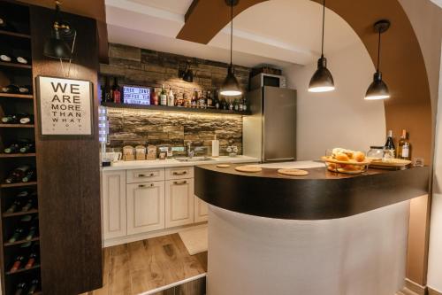 ผับ/เลาจน์, วิลลา วารอช (Villa Varosh) in โอริด