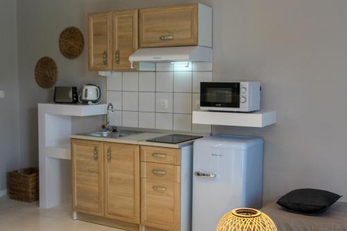 Lamprini's Deluxe Studios – Thassos Town, MO