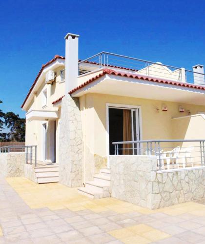  3 bedrooms appartement at Kiato 100 m away from the beach with sea view jacuzzi and enclosed garden in Nerántza