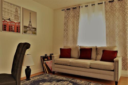 . Urbana Charming & Bright 2-Bedroom, 1.5-Bath Apartment in Central Grand Forks
