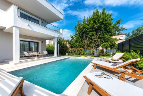 Villa Auni Grey - Heated Pool - Rooftop - Seaview - Beach Kastela