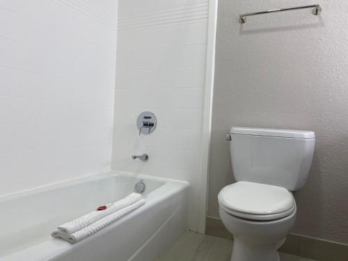 Days Inn & Suites by Wyndham Norcross - image 9