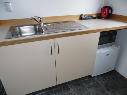 廚房, 松林汽車旅館 (Pinewood Motels) in 費爾利