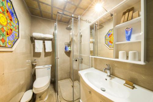 Double Room with Balcony image 4