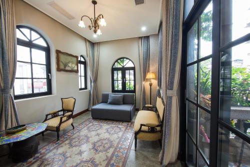 Exquisite Suite (Backyard) image 3