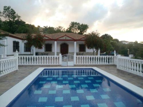 4 bedrooms chalet with private pool furnished terrace and wifi at Prado del Rey, Pension in Prado del Rey