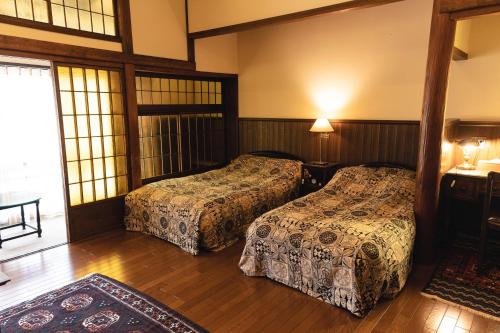 Deluxe Twin Room with Shared Bathroom - Room Only