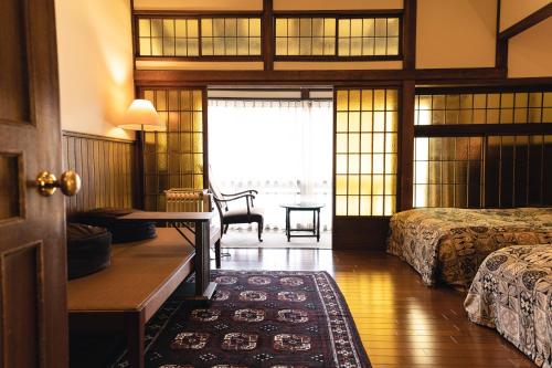 Deluxe Twin Room with Shared Bathroom