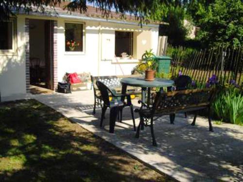 House with one bedroom in Treigny with enclosed garden gîte à louer TREIGNY