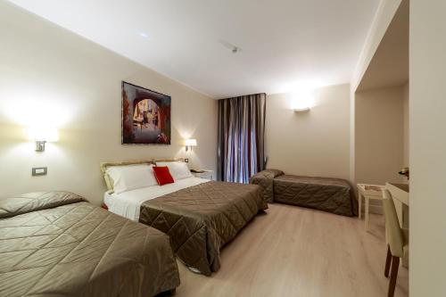 1 queen bed, 2 twin beds