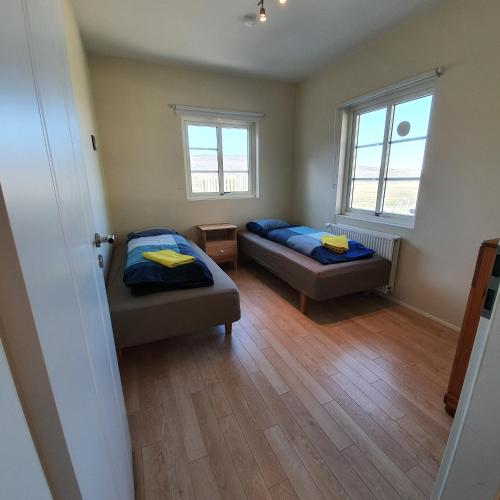 1 twin bed, 3 bunk beds