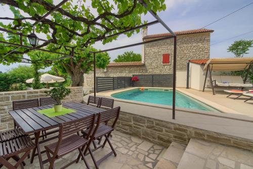 Cozy villa Zita with private pool near town center