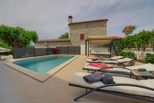 Cozy villa Zita with private pool near town center