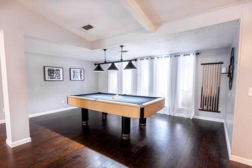 Luxury House with Heated Pool, Hot Tub, Pool Table, 4 Bedroom, 3 Bath in Plano, USA
