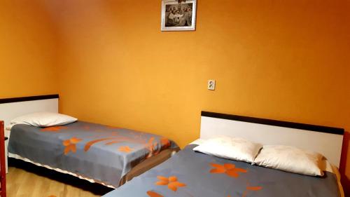 1 double bed, 2 twin beds