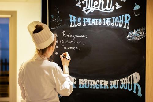 Campanile Hotel Senlis - image 14