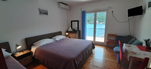 1 double bed, 1 twin bed