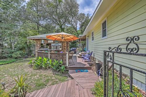 Vibrant Ocean Isle Apartment about 1 Mi to Beach!