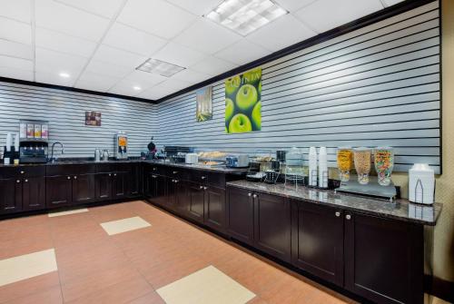 La Quinta Inn by Wyndham West Long Branch - image 2