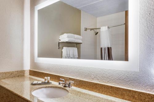 La Quinta Inn by Wyndham Binghamton - Johnson City - image 6