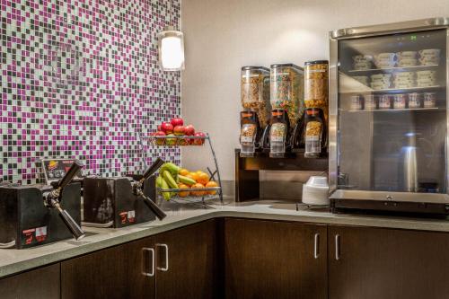 Food and beverages, La Quinta Inn by Wyndham Binghamton - Johnson City in Johnson City