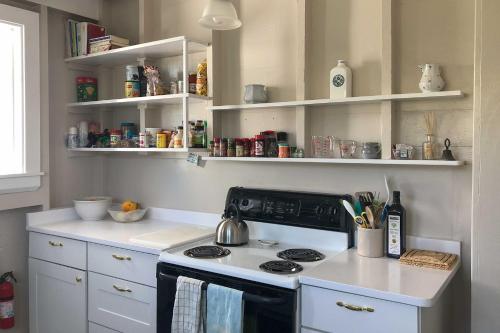 Kennebunk Cottage with Private Beach and Ocean Views! in Kennebunk, USA