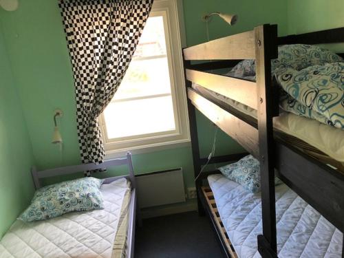 1 twin bed, 1 bunk bed