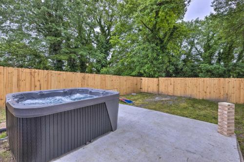 Home with Hot Tub Less Than 2 Mi to Downtown Richmond! in Richmond, USA