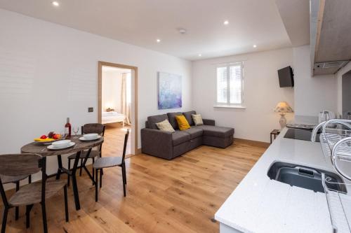 Three Tuns Apartments - Hazel