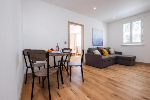 Three Tuns Apartments - Hazel - image 14