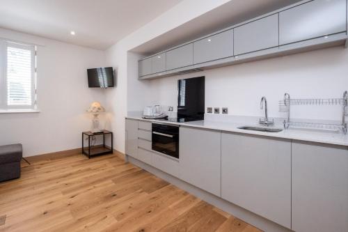 Three Tuns Apartments - Hazel - image 12