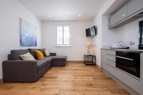 Three Tuns Apartments - Hazel - image 5