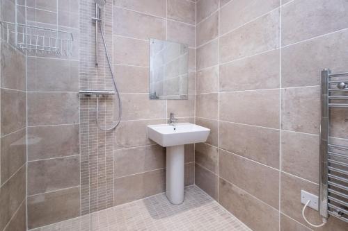 Three Tuns Apartments - Hazel - image 8