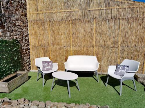 volet rouge gîte à louer Plourivo