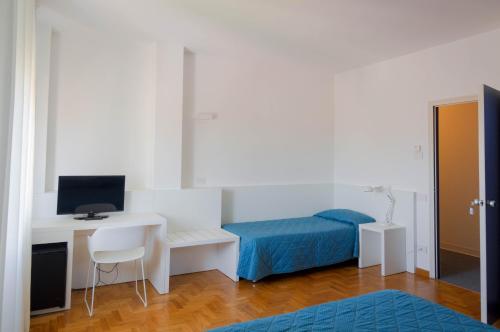 4 twin beds