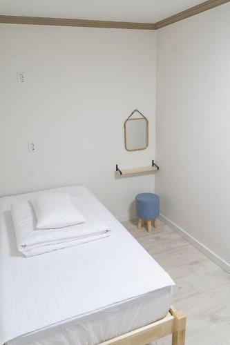 Twin Room with Private Bathroom image 5