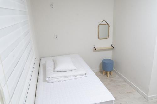 Twin Room with Private Bathroom image 4