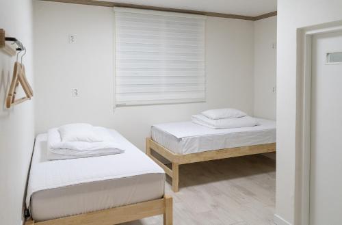 Twin Room with Private Bathroom room in Hwarang Guesthouse