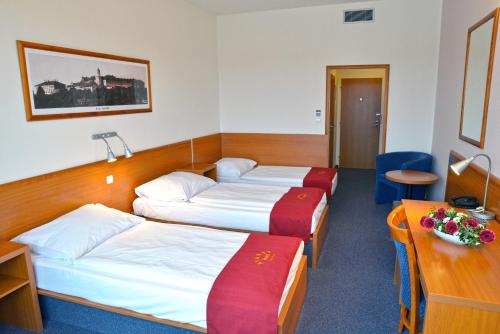 3 twin beds