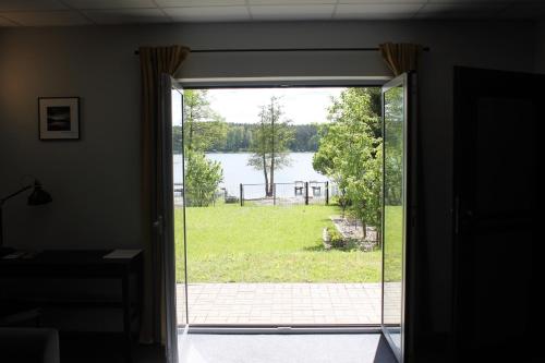 Apartament nad jeziorem Sukiel z własną plażą - image 11