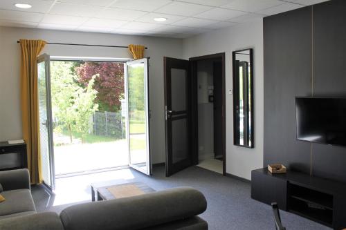 Apartament nad jeziorem Sukiel z własną plażą - image 10