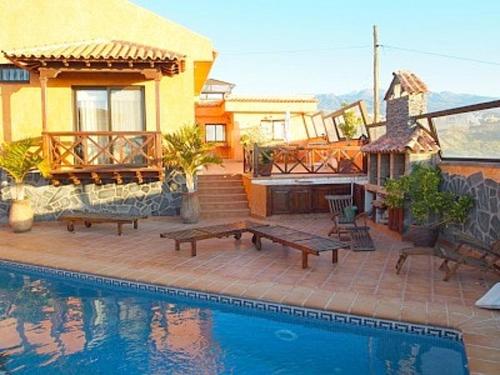 5 bedrooms house with private pool jacuzzi and enclosed garden at Granadilla 1 km away from the beach gîte à louer San Isidro
